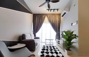 Apartamento standard | Área de estar | TV de tela plana 32 polegadas com canais digitais