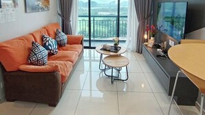Una sala moderna con un sofá, una mesa de centro y un televisor.