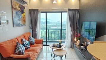 Superior-Apartment | Wohnbereich | 32-Zoll-Flachbildfernseher mit Digitalempfang