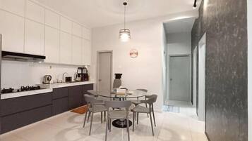 Apartamento superior | Servicio de comidas en la habitación