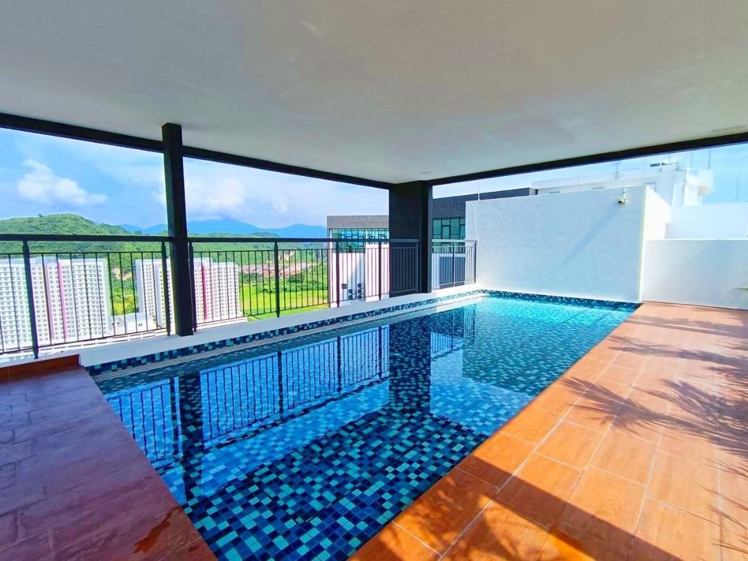 Ein moderner Innenpool mit freiem Blick auf die Umgebung, darunter ein Balkon und entfernte Gebäude.