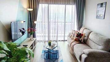 Apartamento ejecutivo | Zona de estar | Televisión de pantalla plana de 32 pulgadas con canales digitales