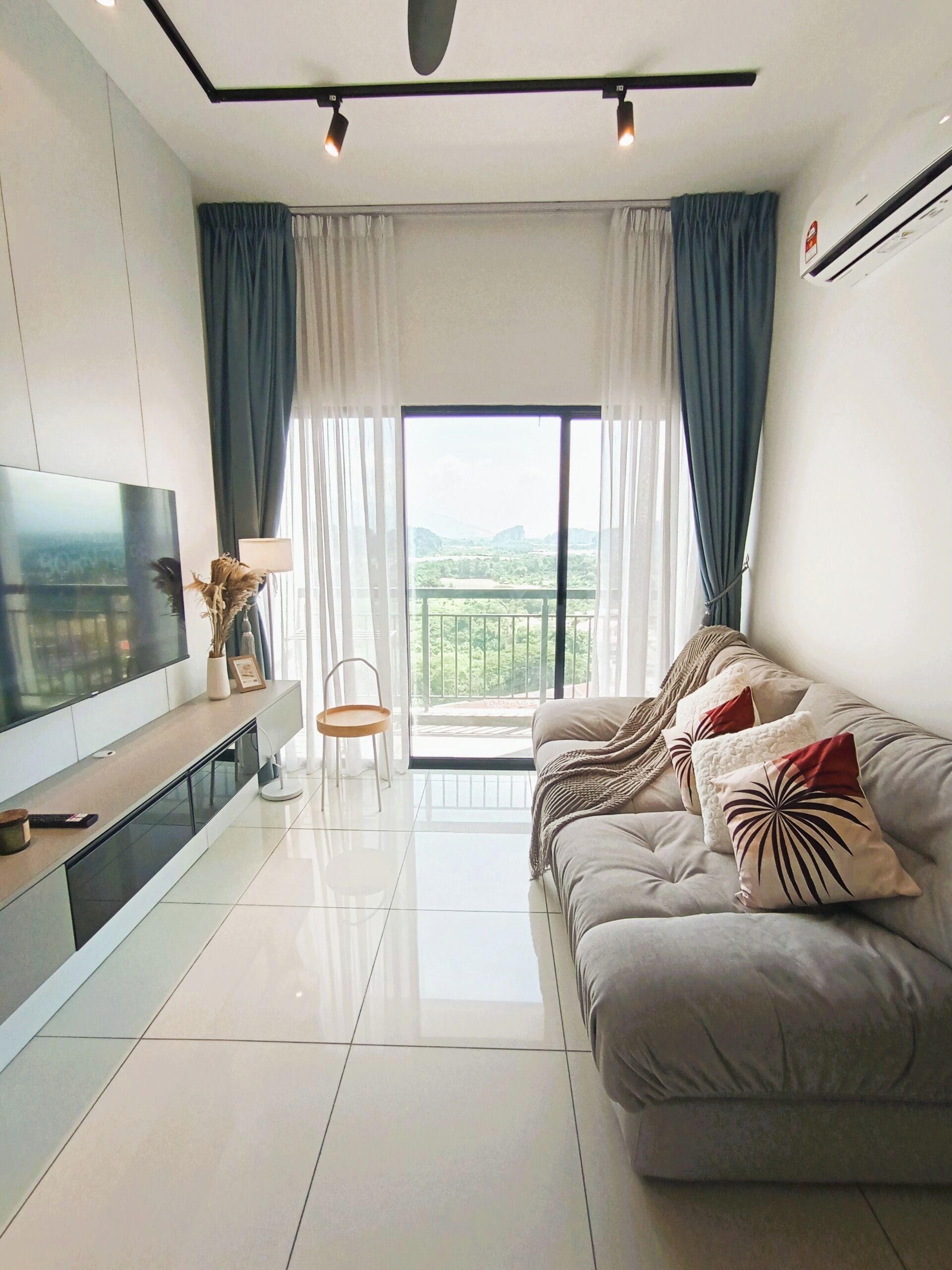 Premier Apartment, 3 Bedrooms, Non Smoking, City View | Living area | 32-inch flat-screen TV with digital channels