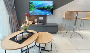 高级公寓 | 起居区 | 32-英寸纯平电视（配备数码频道）