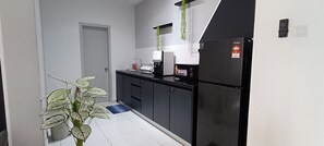 Apartment, City View | Private kitchen