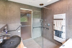 Een douche, een haardroger, handdoeken
