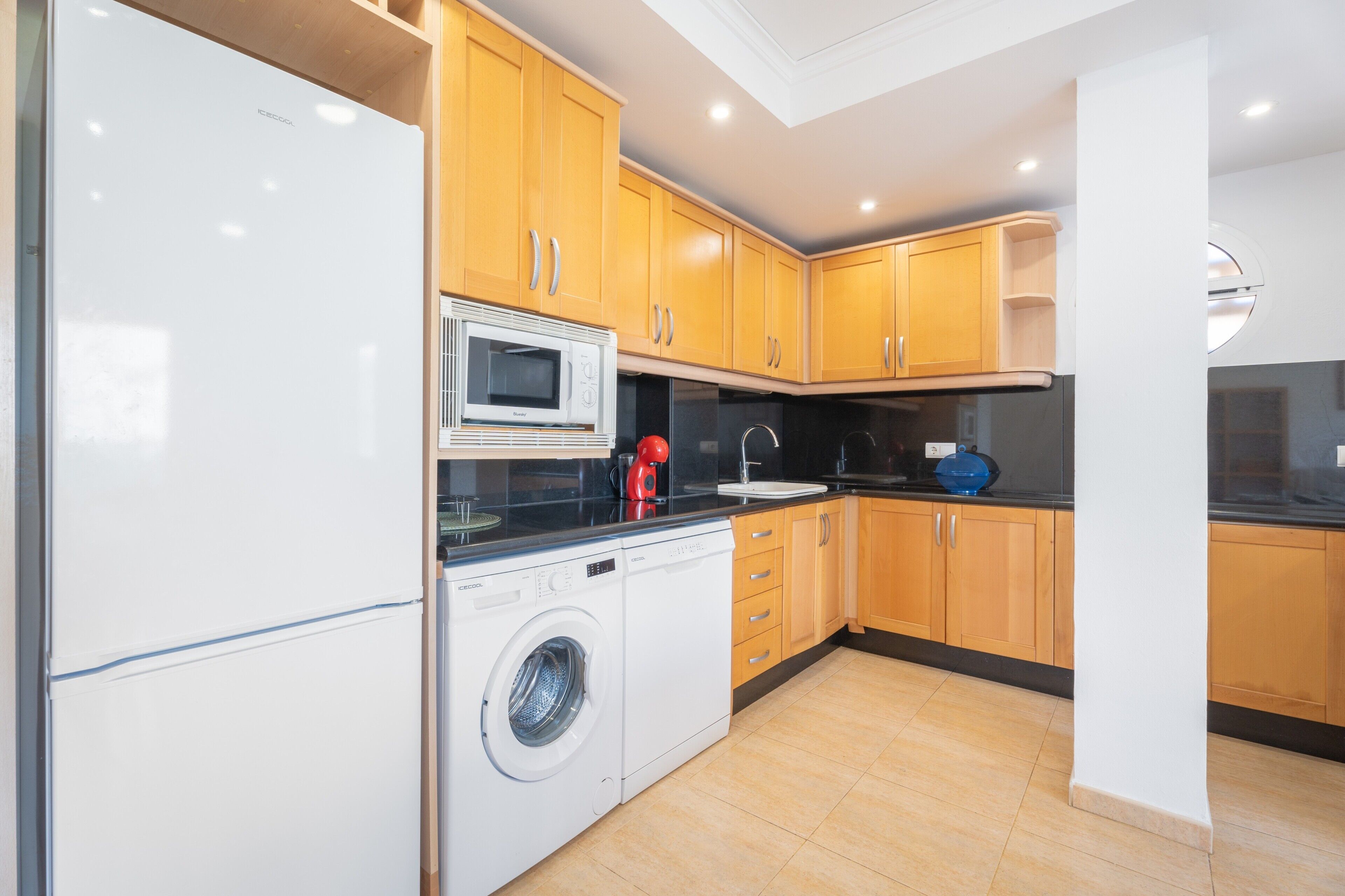 冰箱、微波炉、烤箱、炉灶