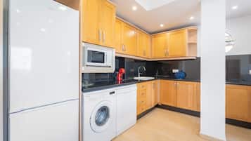 Een koelkast, een magnetron, een oven, een kookplaat