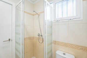 Douche, sĂšche-cheveux, serviettes fournies