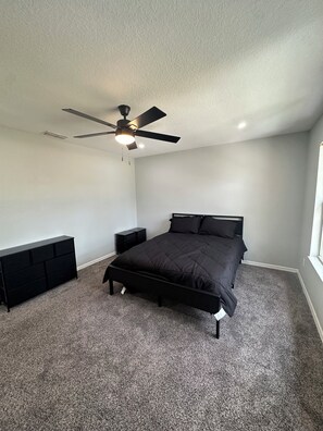 3 slaapkamers, een strijkplank/strijkijzer, wifi, beddengoed