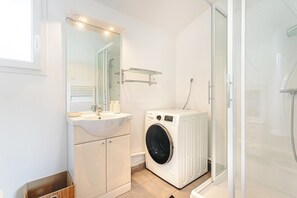 Douche, sèche-cheveux, serviettes fournies