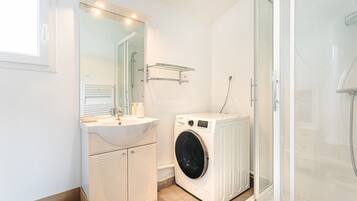 Dusche, Haartrockner, Handtücher