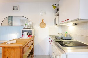 Geladeira, micro-ondas, fogão, cooktop