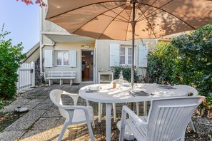 Outdoor dining - Apartment 'Location Oléron, Close to the Beach' with Private Garden (Dolus d' Oléron)