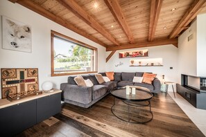 TV, fireplace, ping pong - Chalet 'Cœur De Mélèze' with Mountain View, Private Terrace and Wi-Fi (Thyez)