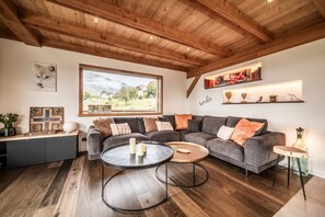 TV, fireplace, ping pong - Chalet 'Cœur De Mélèze' with Mountain View, Private Terrace and Wi-Fi (Thyez)