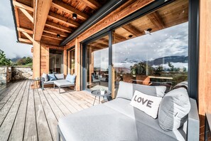 Terrace/patio - Chalet 'Cœur De Mélèze' with Mountain View, Private Terrace and Wi-Fi (Thyez)