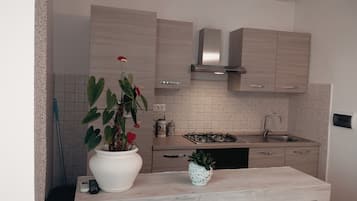 Geladeira, fogão, cooktop, cafeteira/chaleira