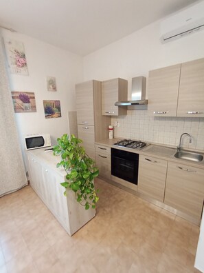 Refrigerador, horno, parrilla de estufa y cafetera y tetera 