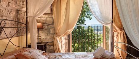 1 bedroom, bed sheets