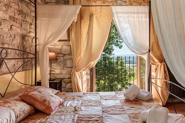 1 bedroom, bed sheets