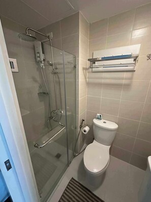 Doccia, bidet, asciugamani, sapone