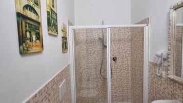 Douche, sèche-cheveux, serviettes fournies