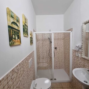 Chuveiro, secador de cabelo, toalhas de banho 