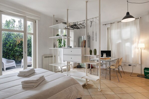 1 habitación, tabla de planchar con plancha, wifi gratis y ropa de cama 