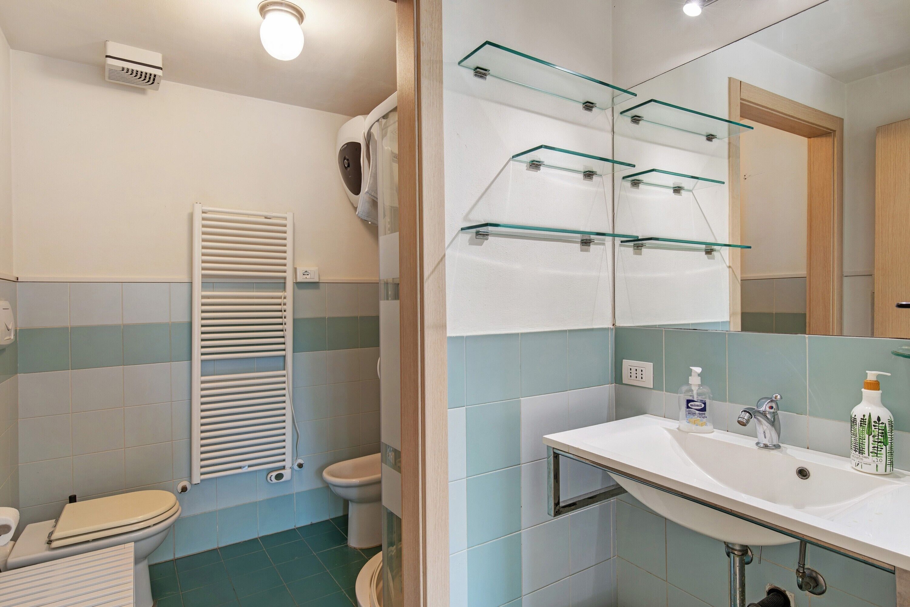 Douche, sèche-cheveux, serviettes fournies