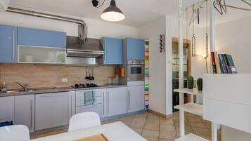 Refrigerador, horno, placa de cocina, lavavajillas