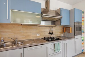 Refrigerador, horno, parrilla de estufa y lavavajillas 