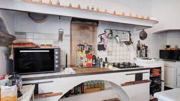 Frigorifero, microonde, forno, piano cottura