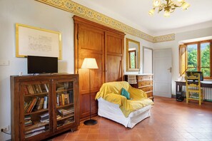 Una televisión, un reproductor estéreo