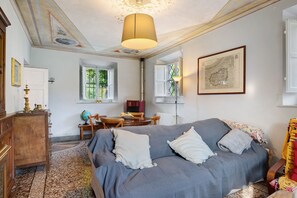 A room with a bed, a desk, a globe, and a map on the wall. - Villa 'Tuscany Charme Coselli Restored' with Private Pool, Private Garden and Wi-Fi (Capannori)