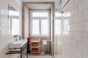 Doccia, asciugacapelli, asciugamani, sapone