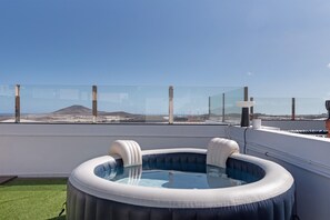 A rooftop with a hot tub, clear sky, and distant landscape. - Vacation Apartment 'Unidad B' with Sea View, Wi-Fi and Air Conditioning (Montaña los Velez - Aguimes)