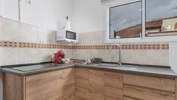 Een koelkast, een magnetron, een kookplaat, een waterkoker