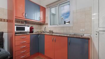 Frigorífico, microondas, placa de cocina y cafetera o tetera