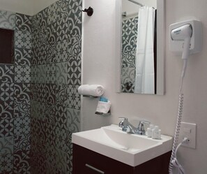 高級三人房 | 浴室 | 淋浴設備、淋浴花灑、吹風機、毛巾