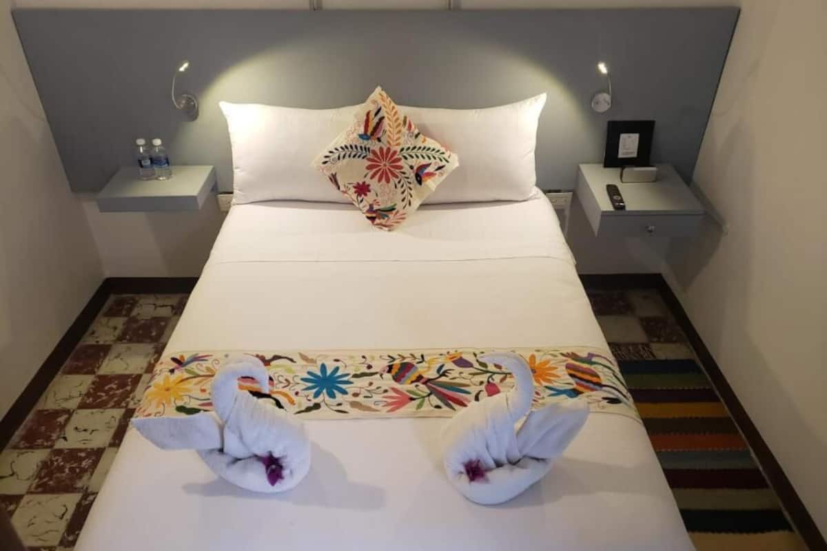 Kamar Double Standar | Minibar dan didekorasi berbeda-beda