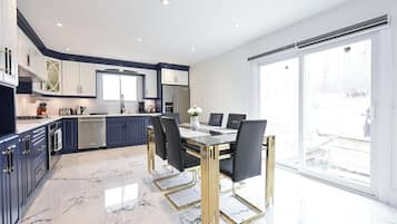 冷蔵庫、電子レンジ、オーブン、コンロ