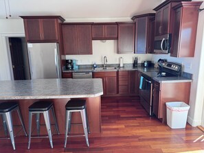 Fridge, microwave, oven, stovetop - Spacious 6-bedroom+ Studio Apartment with 11+ Guests-Dog friendly in Homer Hills (Homer)