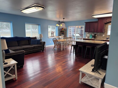 Spacious 6-bedroom+ Studio Apartment with 11+ Guests-Dog friendly in Homer Hills