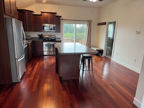 Jääkaappi, mikroaaltouuni, uuni, liesi