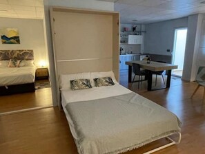 1 habitación, tabla de planchar con plancha, wifi gratis y ropa de cama 