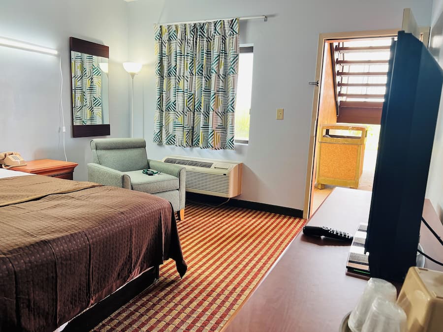 Suite, 1 King Bed, Hot Tub | Free WiFi, bed sheets