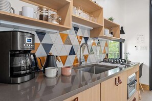 Réfrigérateur, four à micro-ondes, cafetière-théière, grille-pain