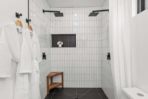Dusj, hårføner og håndklær