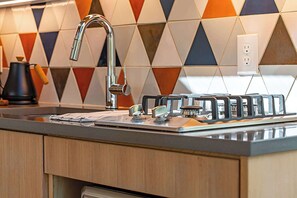 冷蔵庫、電子レンジ、コーヒー / ティーメーカー、トースター